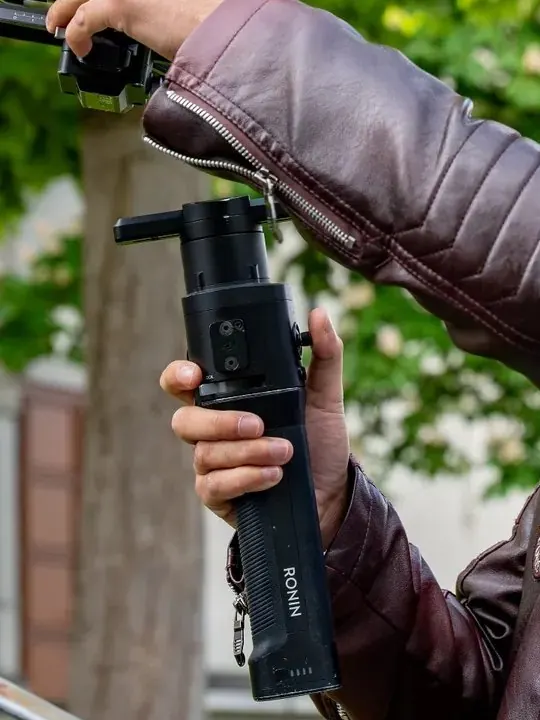 Hände am Kamera-Gimbal, kurz vor der Aufnahme