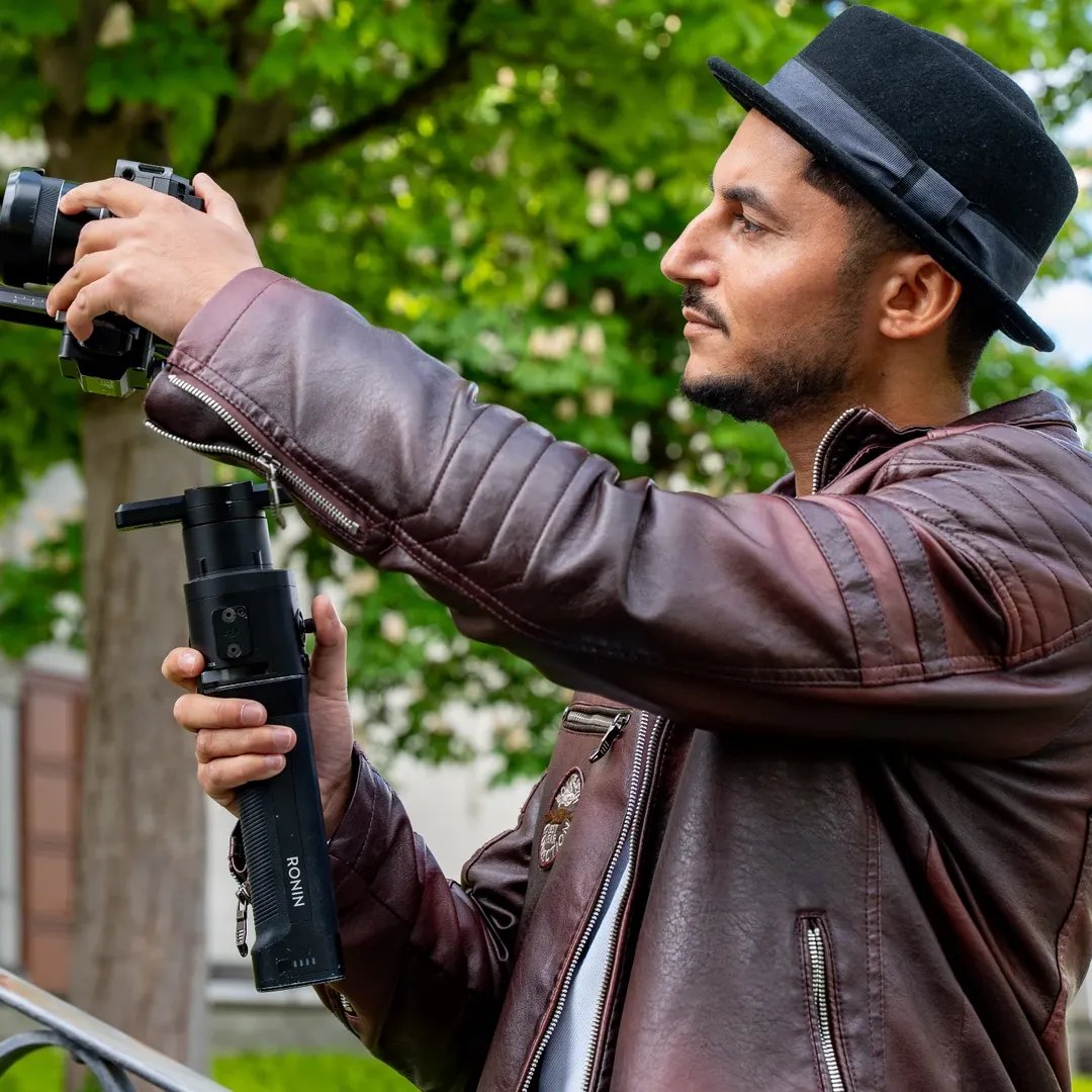 Jasin beim Dreh mit Kamera auf dem Gimbal