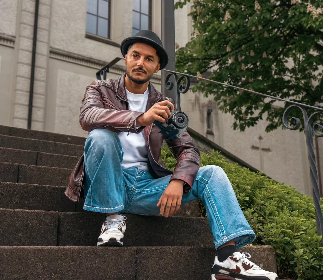 Jasin Palmadessa – Videograf aus Düren & Köln, sitzend mit Kamera