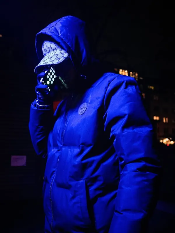 Künstler-Shooting in Neonlicht, eine Szenenmeister-Produktion