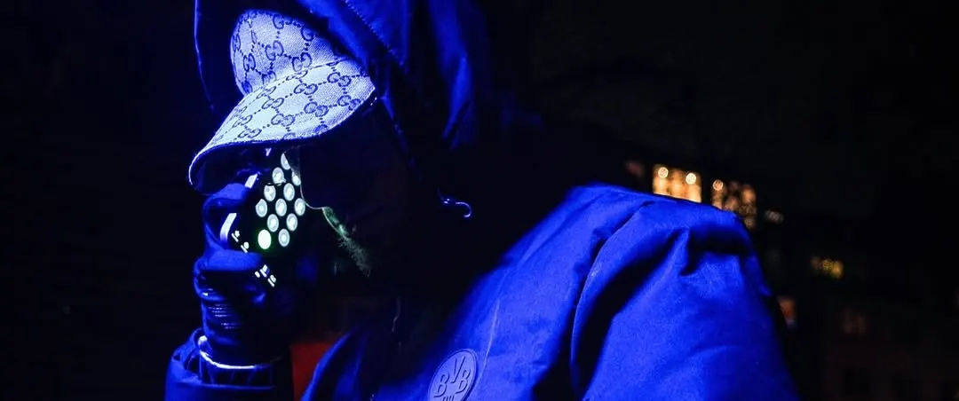 Cyberpunk-Nachtaufnahme in tiefem Blau – Musikvideo-Produktion Szenenmeister