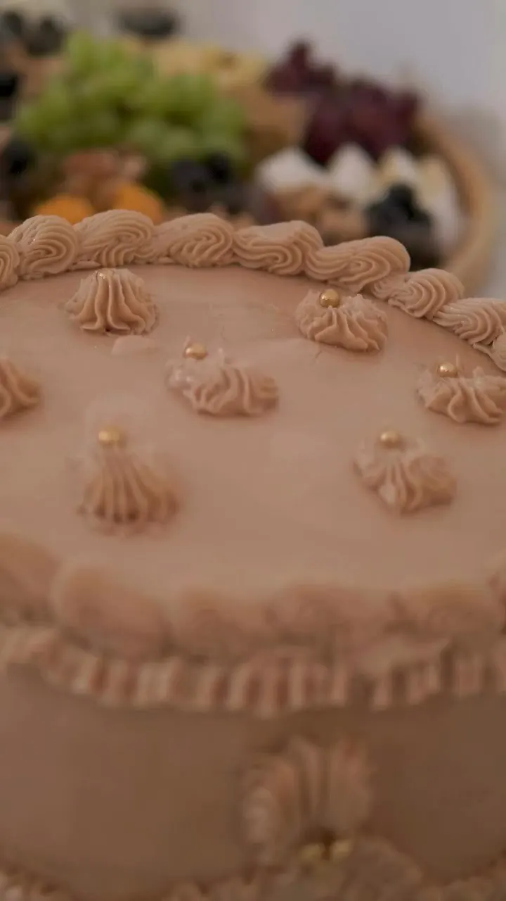 Torte mit Buttercreme-Rosetten beim Event-Catering – aus dem Food-Reel