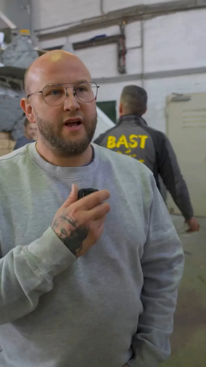 Handwerksmeister erzählt vor der Kamera von seinem Betrieb – Imagefilm-Reel